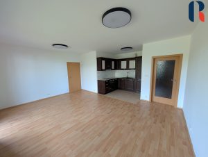 Pronájem bytu 2+kk, 61 m2, zahrada 280 m2 , parkování – 7