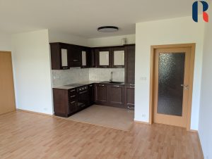 Pronájem bytu 2+kk, 61 m2, zahrada 280 m2 , parkování – 9