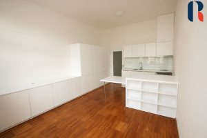 Pronájem bytu 1+kk 31 m2, parkování – 3