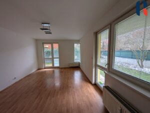 Prodej bytu 3+kk 72 m², předzahrádka 140m², garáž – 5