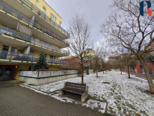 Prodej bytu 3+kk 72 m², předzahrádka 140m², garáž – 1