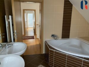 Pronájem rodinného domu 4+kk, garáž, 173 m² – 14