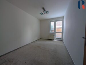 Prodej bytu 3+kk 72 m², předzahrádka 140m², garáž – 9