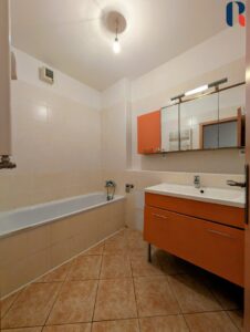 Prodej bytu 3+kk 72 m², předzahrádka 140m², garáž – 12