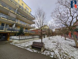 Prodej bytu 3+kk 72 m², předzahrádka 140m², garáž – 1