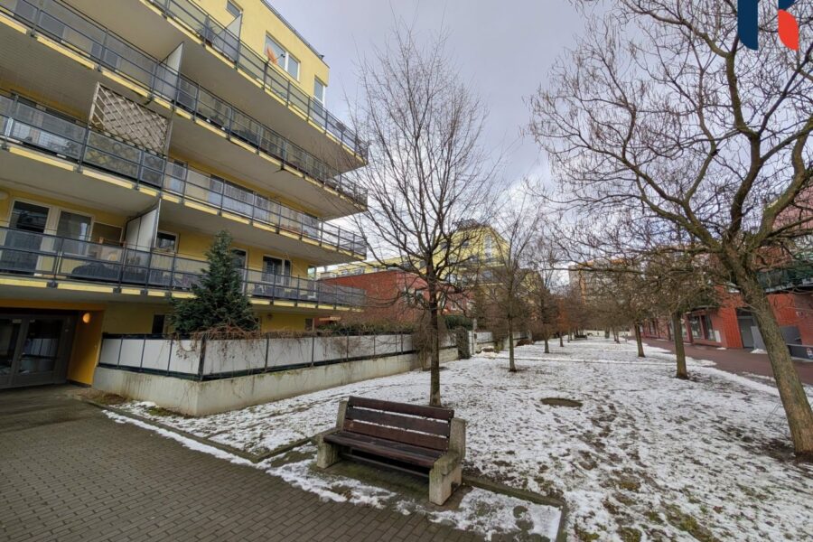 Prodej bytu 3+kk 72 m², předzahrádka 140m², garáž