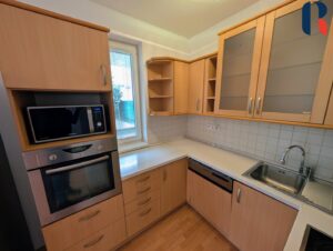 Prodej bytu 3+kk 72 m², předzahrádka 140m², garáž – 6