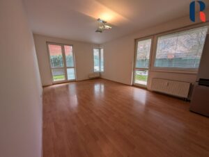 Prodej bytu 3+kk 72 m², předzahrádka 140m², garáž – 3