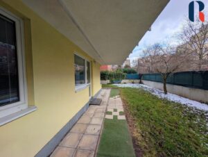 Prodej bytu 3+kk 72 m², předzahrádka 140m², garáž – 2
