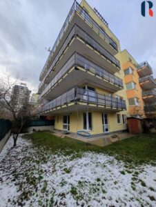 Prodej bytu 3+kk 72 m², předzahrádka 140m², garáž – 13