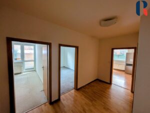 Prodej bytu 3+kk 72 m², předzahrádka 140m², garáž – 8