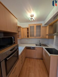 Prodej bytu 3+kk 72 m², předzahrádka 140m², garáž – 7